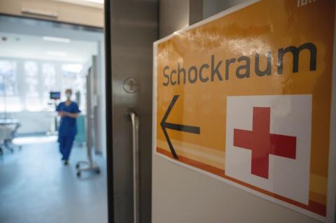 Oranges Schild mit Pfeil links und Aufschrift Schockraum